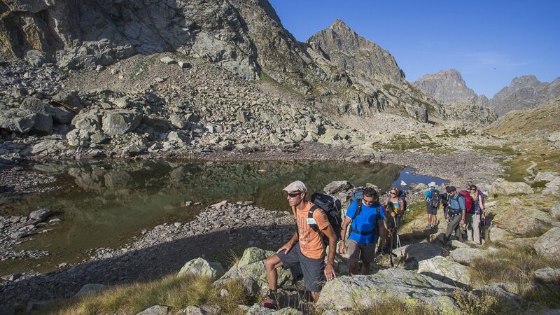 Randonneurs accompagnés par un Guide labellisé Esprit Parc National. Archives PNM.