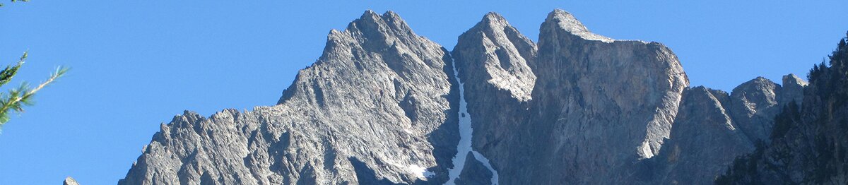 Vue des sommets du massif de l’Argentera : de droite à gauche, le Corno Stella, la Punta Gelas di Lourousa et le Monte Stella, photographiés par une claire journée ensoleillée. Archives APAM. Fin de la description de l’image.